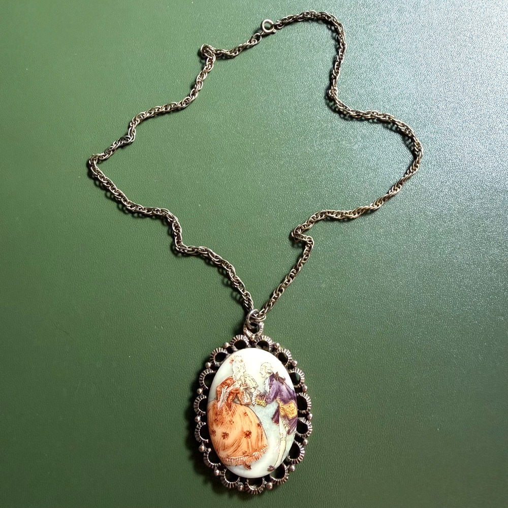 Vintage Victorian Couple Cameo Pendant Necklace Romantic Scene 2” Gold Tone